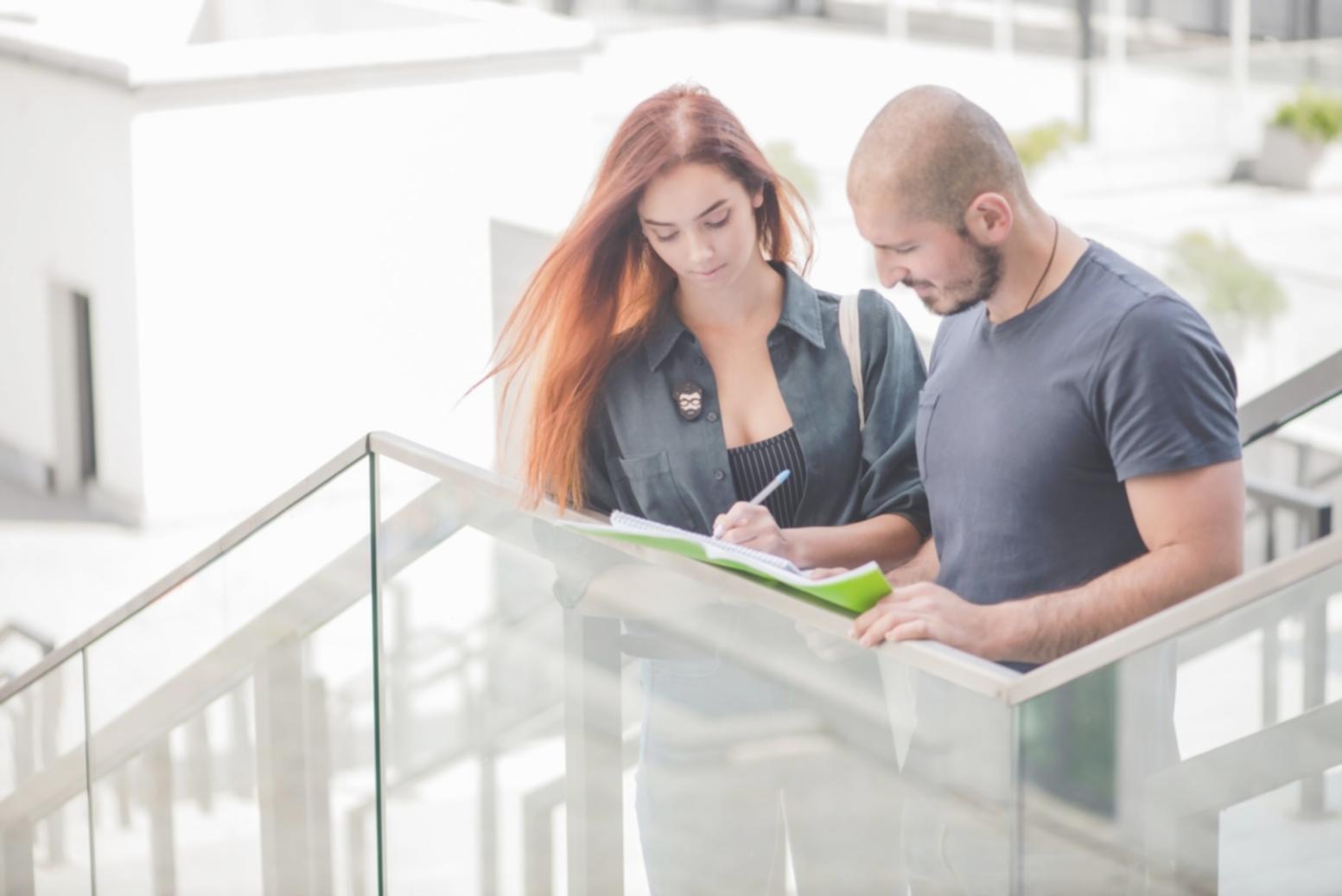 Grupo de personas colaborando en sesión de aprendizaje financiero